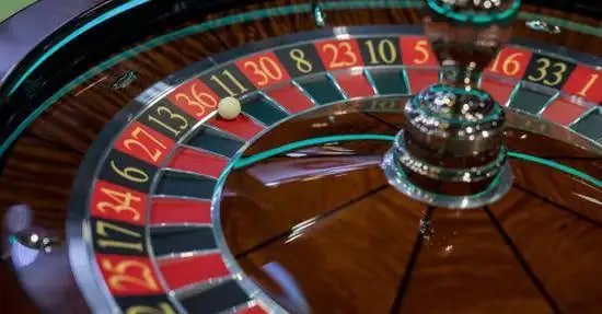 Panel kontrol taruhan Lightning Baccarat dengan tombol Pemain, Bankir, Seri